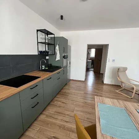 Priestranný S Parkovaním Blízko Centra *