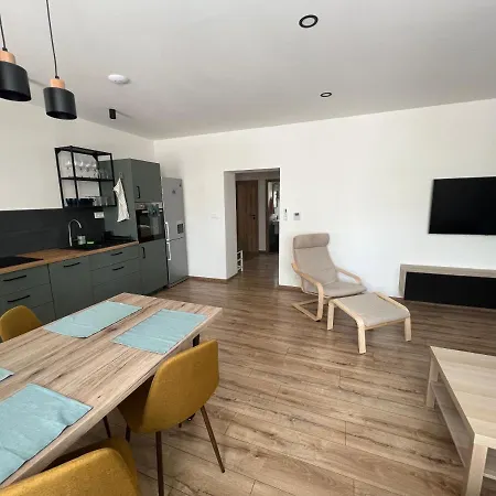 Priestranný S Parkovaním Blízko Centra Trenčín